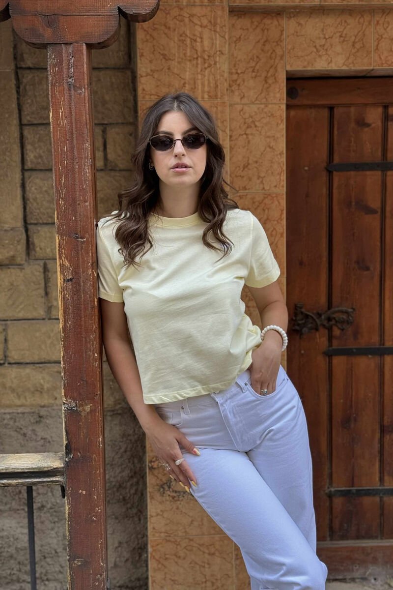 T-SHIRT NJË NGJYRËSH I THJESHTË PËR FEMRA NË NGJYRËN E VERDHË - 1