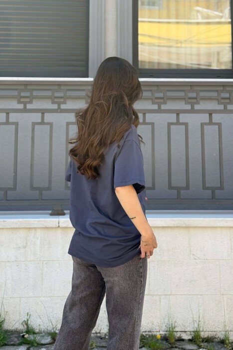 T-SHIRT NJË NGJYRËSH I THJESHTË PËR FEMRA NË NGJYRËN GRI E ERRËT - 4