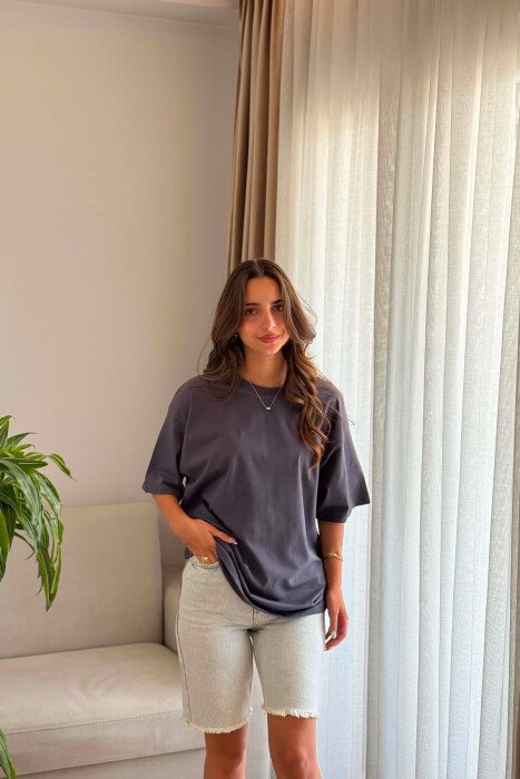 T-SHIRT NJË NGJYRËSH I THJESHTË PËR FEMRA NË NGJYRËN GRI E ERRËT - 1