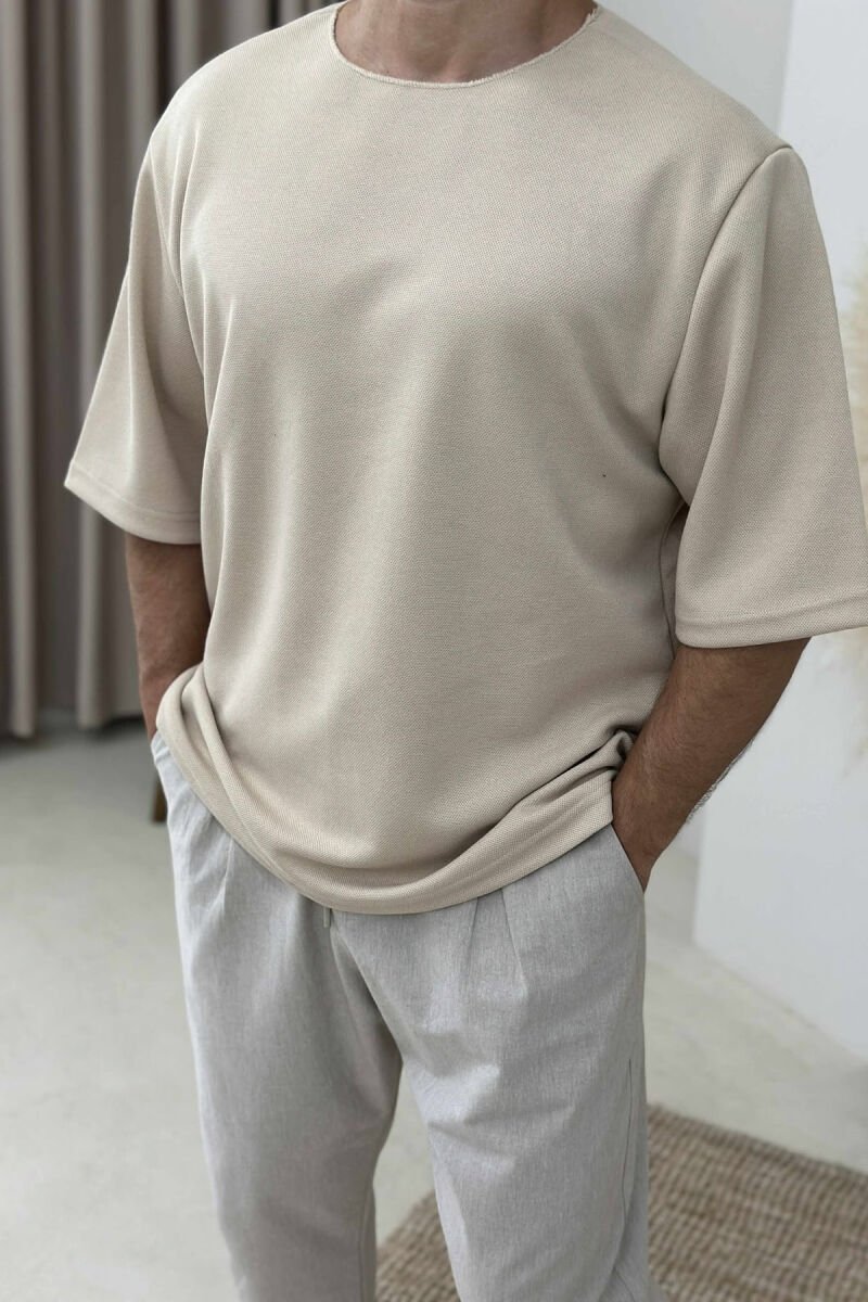 T-SHIRT NJË NGJYRËSH I THJESHTË PËR MESHKUJ NË NGJYRËN BEZHË - 2