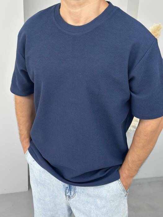 T-SHIRT NJË NGJYRËSH I THJESHTË PËR MESHKUJ NË NGJYRËN BLU E ERRËT - 3