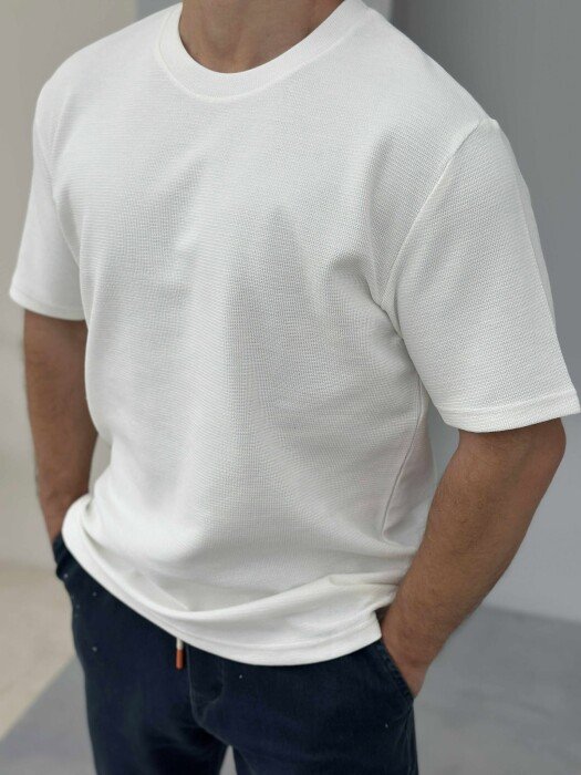 T-SHIRT NJË NGJYRËSH I THJESHTË PËR MESHKUJ NË NGJYRËN E BARDHË - 3