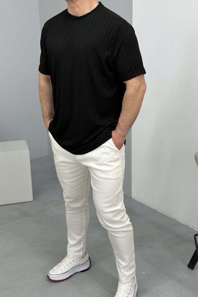 T-SHIRT NJË NGJYRËSH I THJESHTË PËR MESHKUJ NË NGJYRËN E ZEZË - 2