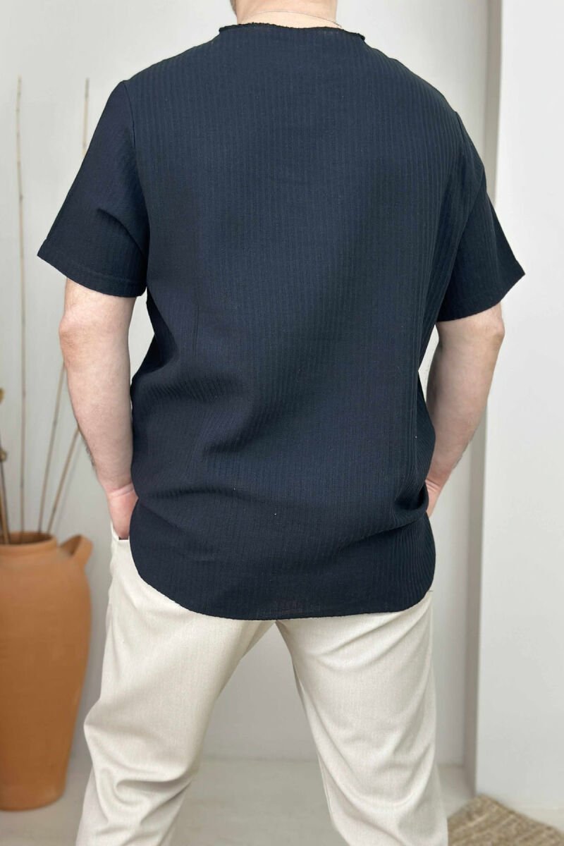 T-SHIRT NJË NGJYRËSH I THJESHTË PËR MESHKUJ NË NGJYRËN E ZEZË - 2
