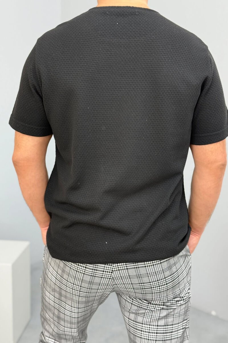 T-SHIRT I THJESHTË NJË NGJYRËSH PËR MESHKUJ NË NGJYRËN E ZEZË - 2