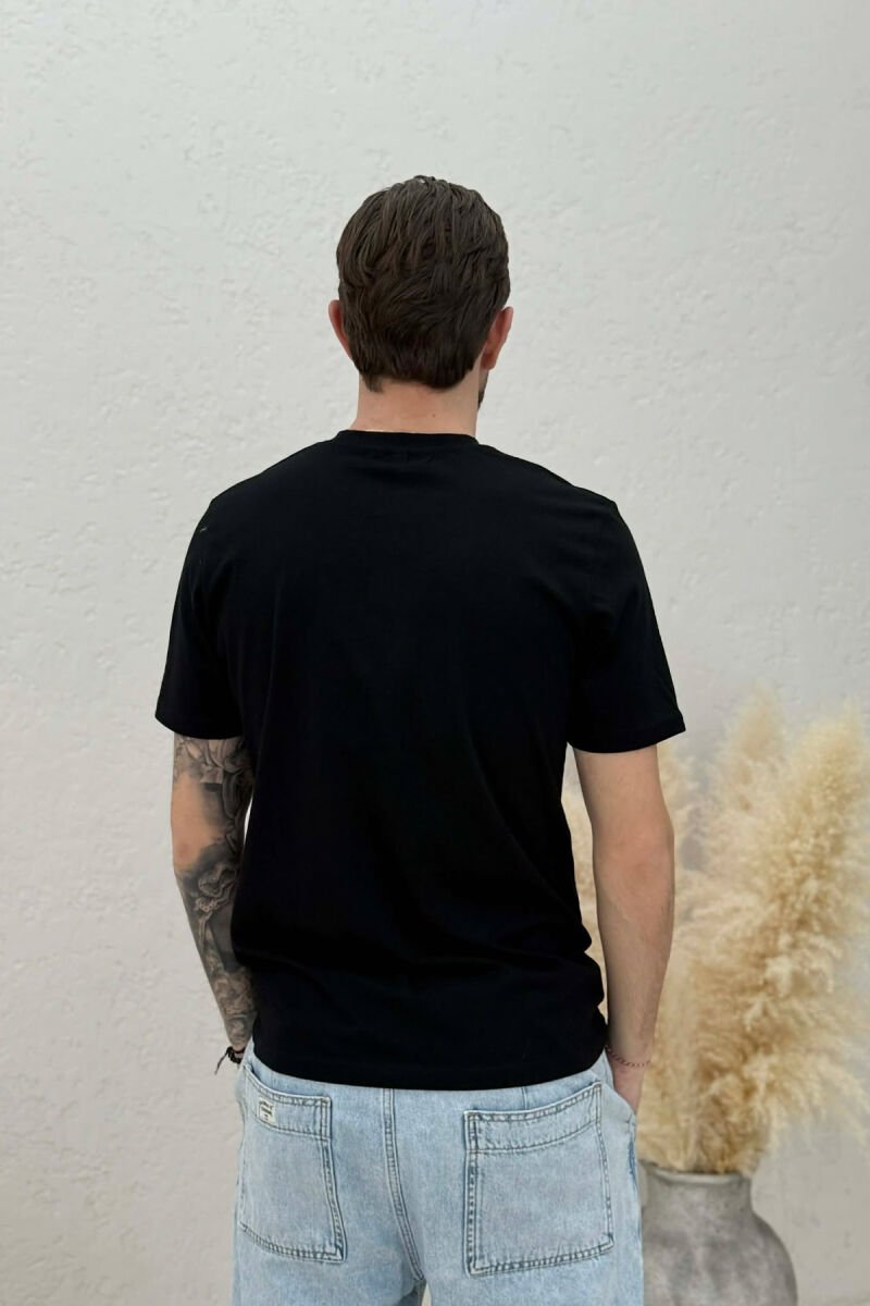 T-SHIRT NJË NGJYRËSH I THJESHTË PËR MESHKUJ NË NGJYRËN E ZEZË - 2