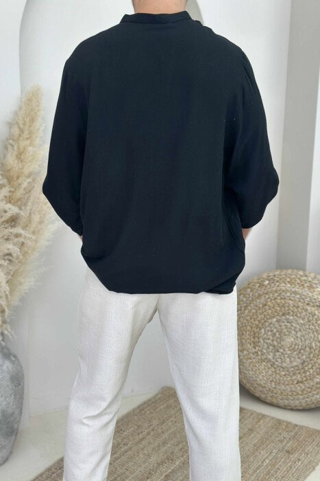 T-SHIRT NJË NGJYRËSH I THJESHTË PËR MESHKUJ NË NGJYRËN E ZEZË - 4