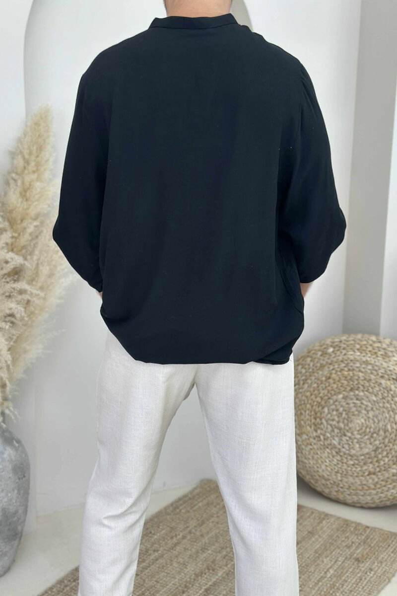 T-SHIRT NJË NGJYRËSH I THJESHTË PËR MESHKUJ NË NGJYRËN E ZEZË - 4