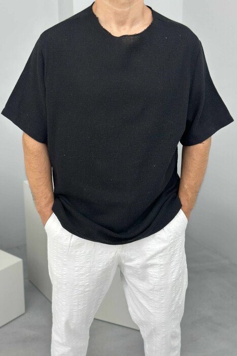 T-SHIRT NJË NGJYRËSH I THJESHTË PËR MESHKUJ NË NGJYRËN E ZEZË - 2