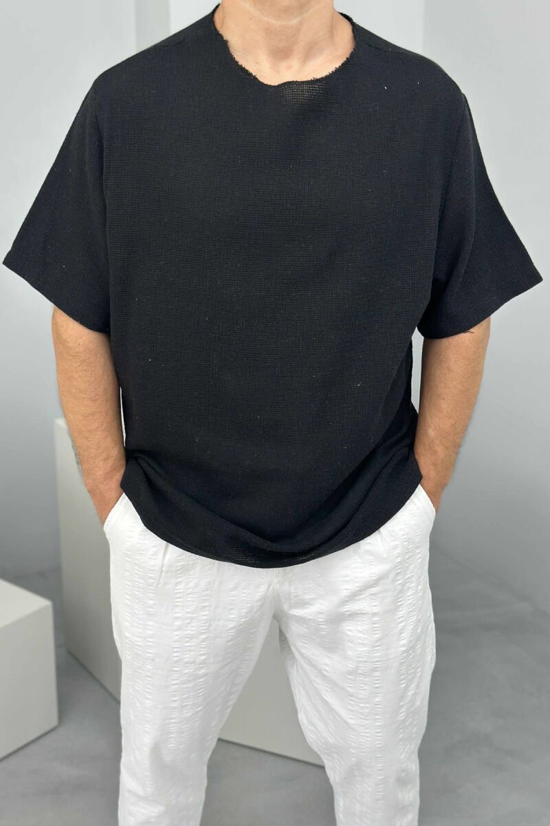 T-SHIRT NJË NGJYRËSH I THJESHTË PËR MESHKUJ NË NGJYRËN E ZEZË - 2