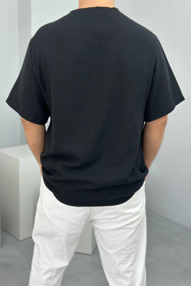 T-SHIRT NJË NGJYRËSH I THJESHTË PËR MESHKUJ NË NGJYRËN E ZEZË - 3