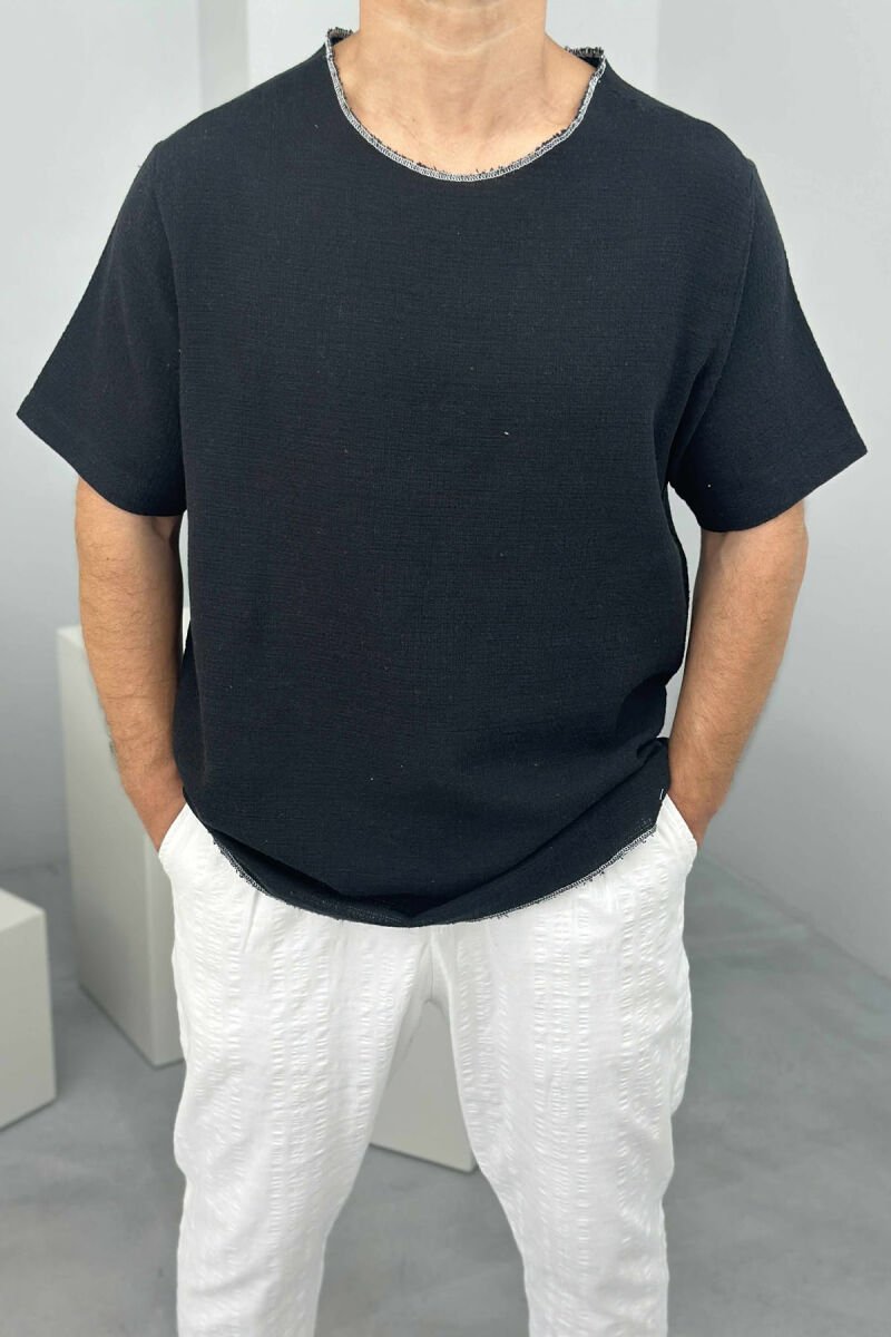 T-SHIRT NJË NGJYRËSH I THJESHTË PËR MESHKUJ NË NGJYRËN E ZEZË - 2