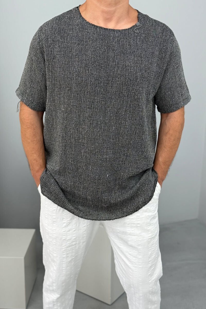 T-SHIRT NJË NGJYRËSH I THJESHTË PËR MESHKUJ NË NGJYRËN GRI E ERRËT - 2