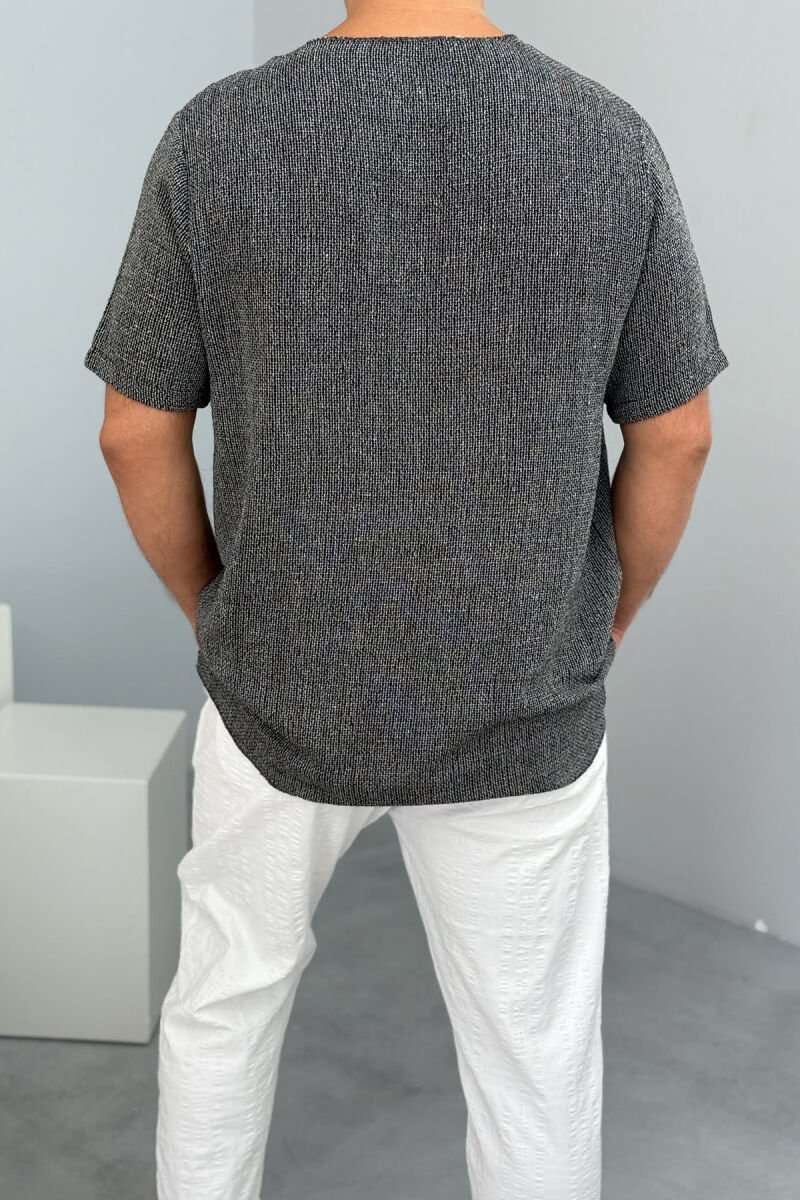 T-SHIRT NJË NGJYRËSH I THJESHTË PËR MESHKUJ NË NGJYRËN GRI E ERRËT - 3