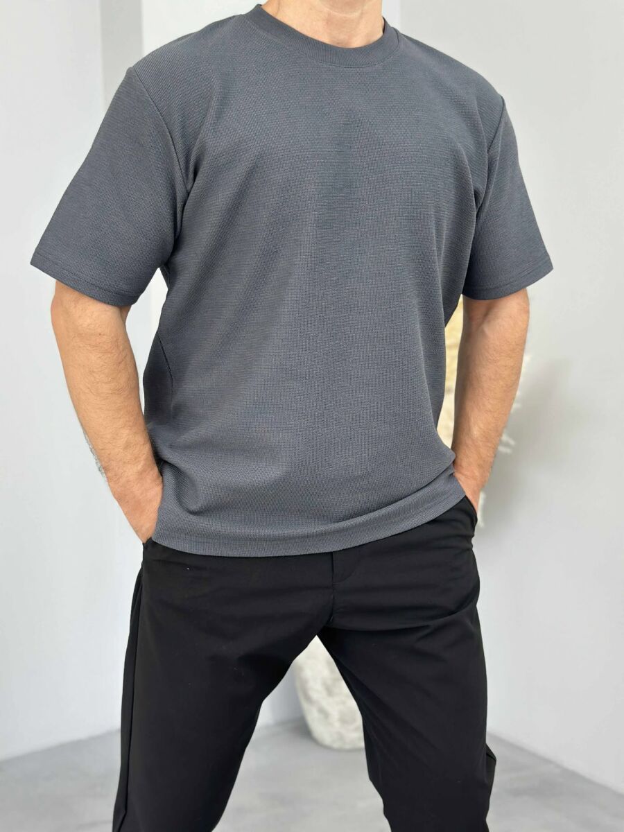 T-SHIRT NJË NGJYRËSH I THJESHTË PËR MESHKUJ NË NGJYRËN GRI E ERRËT - 1