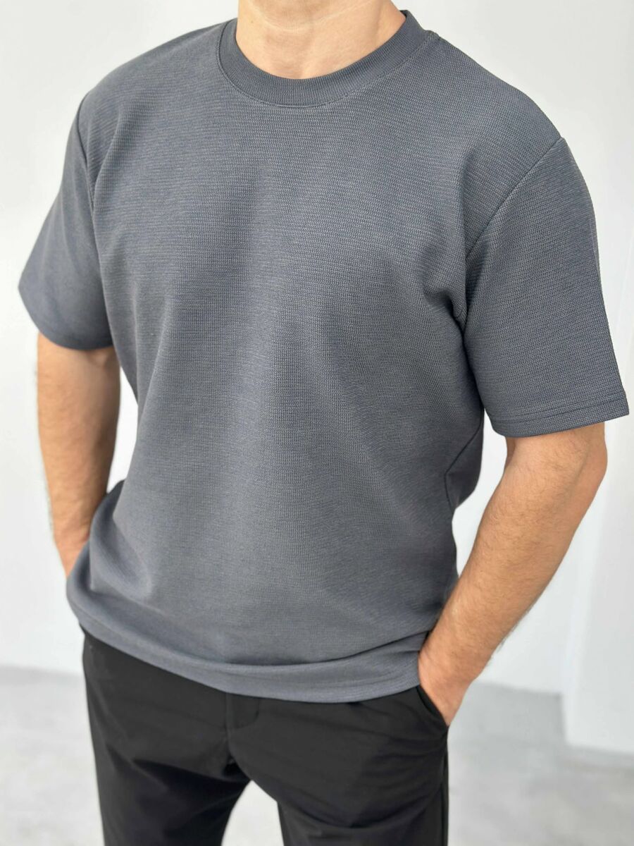 T-SHIRT NJË NGJYRËSH I THJESHTË PËR MESHKUJ NË NGJYRËN GRI E ERRËT - 3