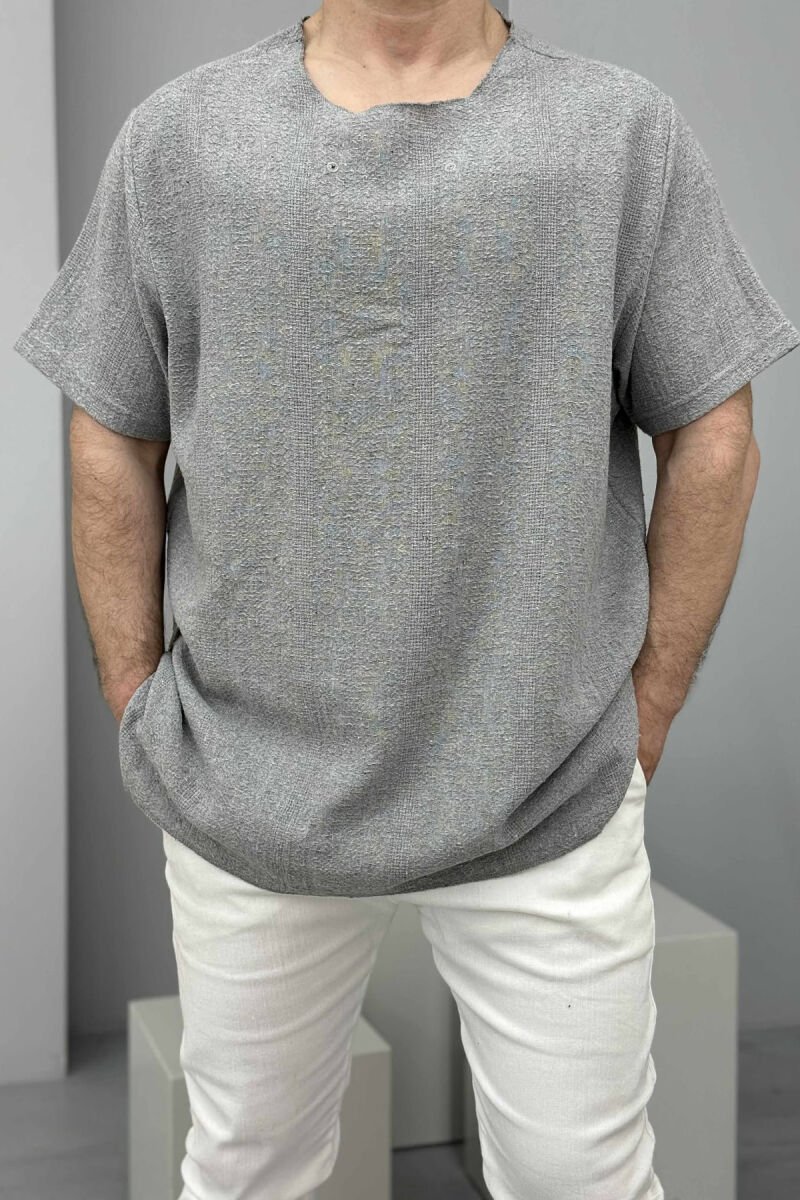 T-SHIRT NJË NGJYRËSH I THJESHTË PËR MESHKUJ NË NGJYRËN GRI E ZBARDHUR - 3