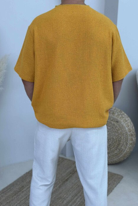 T-SHIRT NJË NGJYRËSH I THJESHTË PËR MESHKUJ NË NGJYRËN MUSTARDË - 2