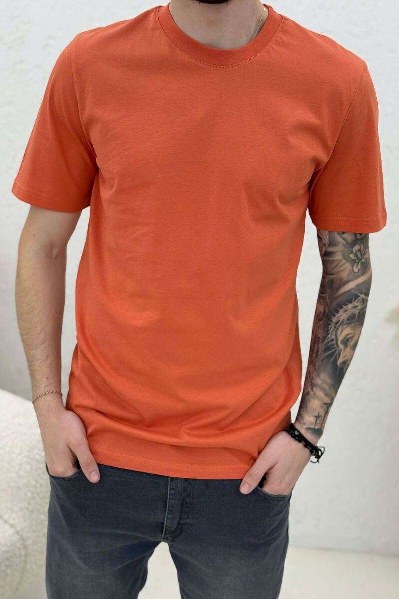 T-SHIRT NJË NGJYRËSH I THJESHTË PËR MESHKUJ NË NGJYRËN PORTOKALLI - 4