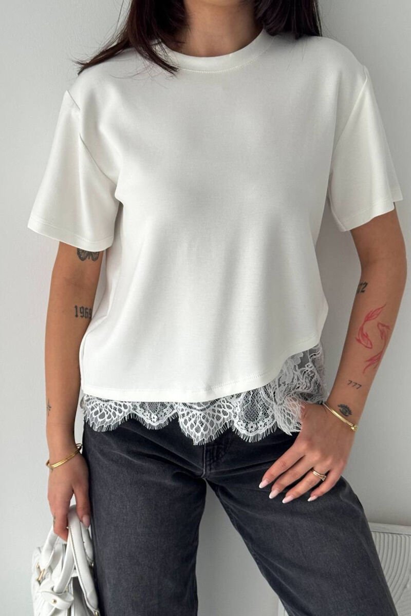 T-SHIRT NJE NGJYRESH ME DETAJ DANTELLE PER FEMRA NE NGJYRE TE BARDHE - 3