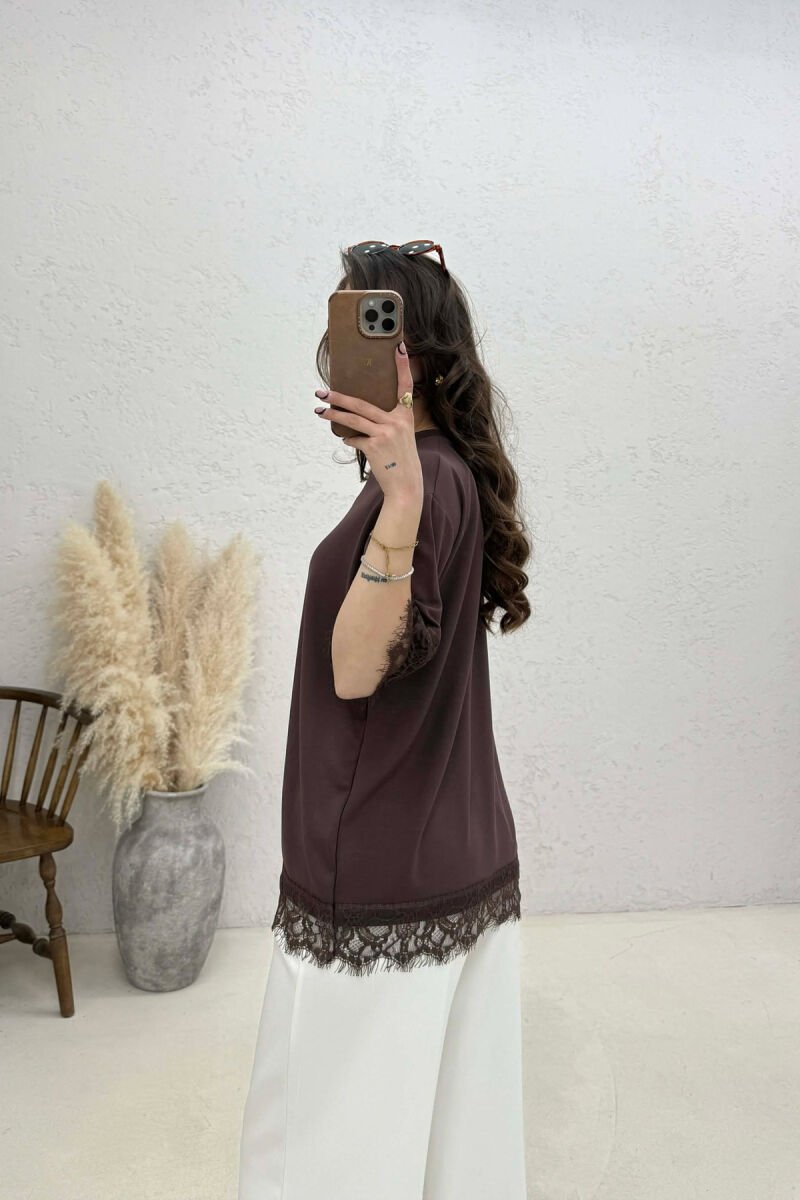 T-SHIRT NJE NGJYRESH ME DETAJ DANTELLE PER FEMRA NE NGJYRE KAFE - 4