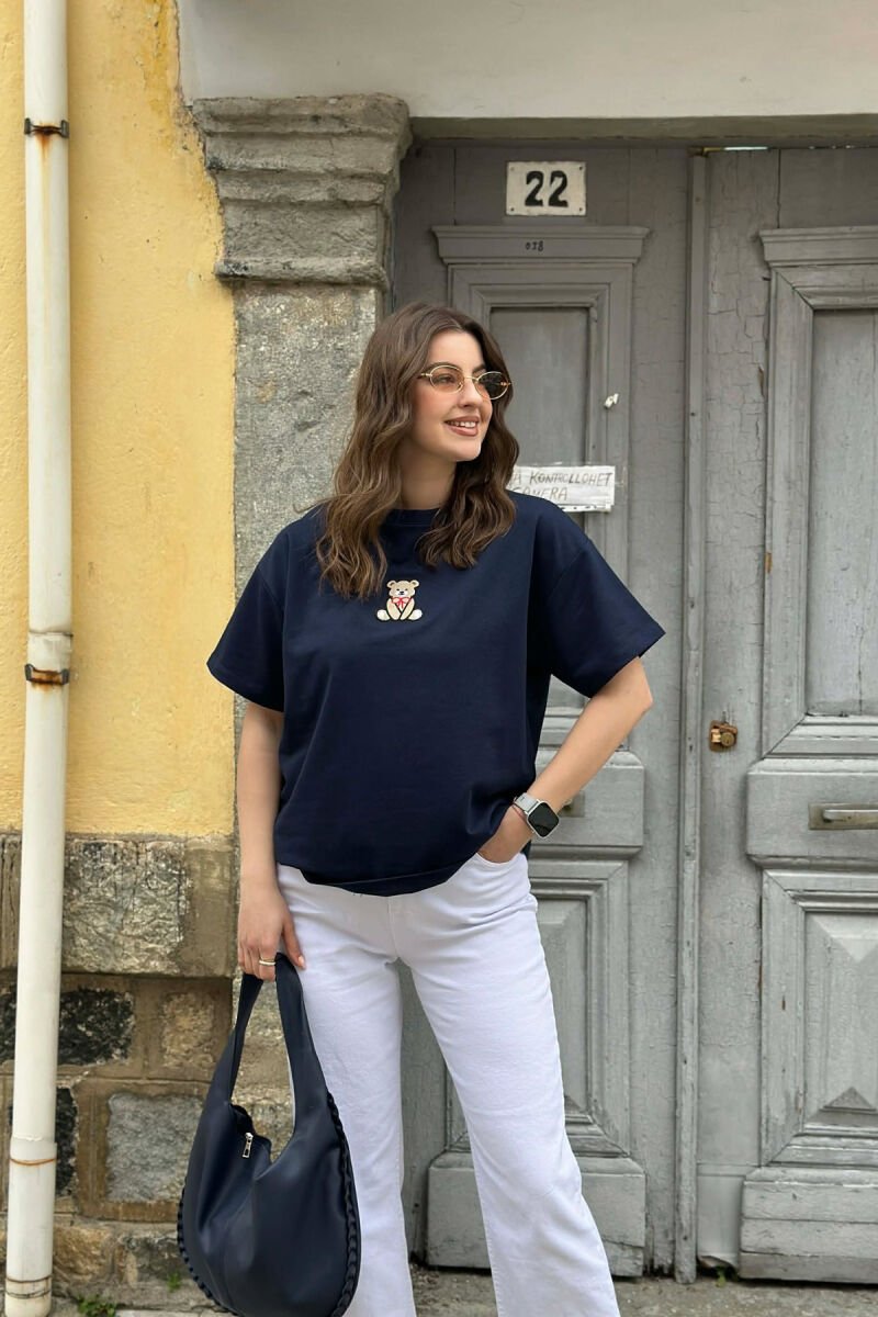 T-SHIRT NJE NGJYRESH ME DETAJIN E ARUSHIT PER FEMRA NE NGJYRE BLU - 4