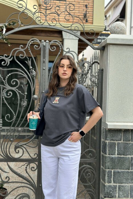 T-SHIRT NJE NGJYRESH ME DETAJIN E ARUSHIT PER FEMRA NE NGJYRE GRI TE ERRET - 2