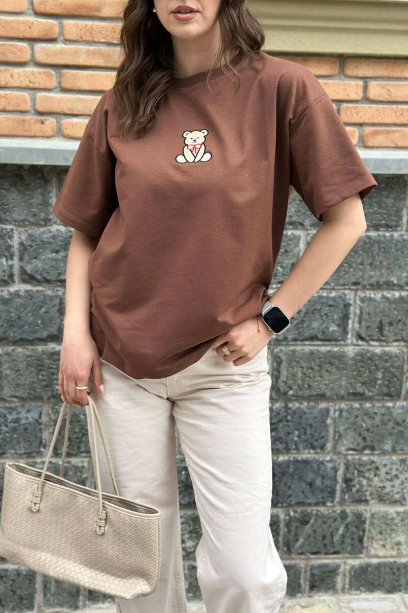 T-SHIRT NJE NGJYRESH ME DETAJIN E ARUSHIT PER FEMRA NE NGJYRE KAFE - 2