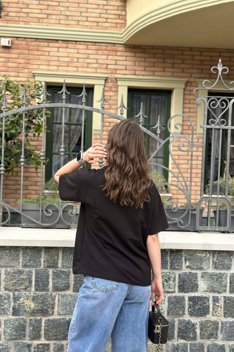 T-SHIRT NJE NGJYRESH ME DETAJIN E ARUSHIT PER FEMRA NE NGJYRE TE ZEZE - 2