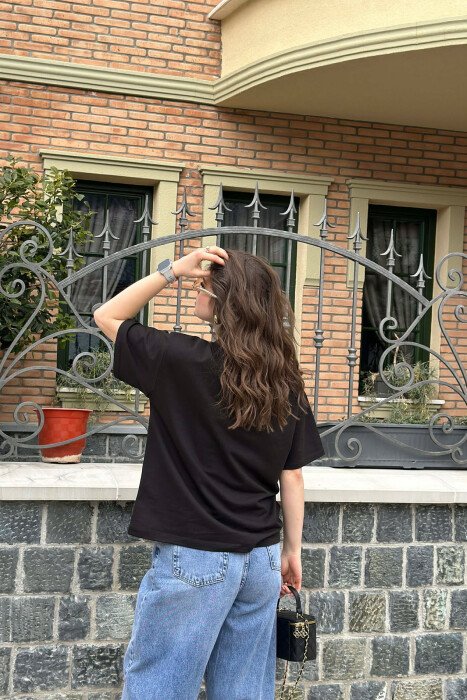 T-SHIRT NJE NGJYRESH ME DETAJIN E ARUSHIT PER FEMRA NE NGJYRE TE ZEZE - 4