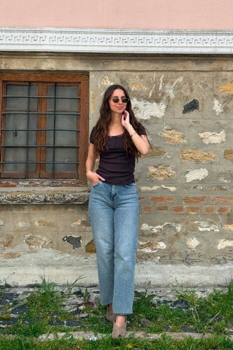 T-SHIRT NJE NGJYRESH ME DETAJIN E DANTELLES PER FEMRA NE NGJYRE KAFE - 2