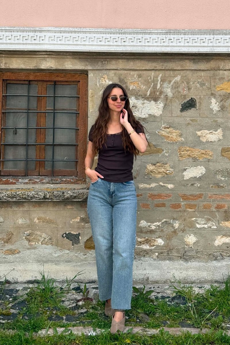 T-SHIRT NJE NGJYRESH ME DETAJIN E DANTELLES PER FEMRA NE NGJYRE KAFE - 2
