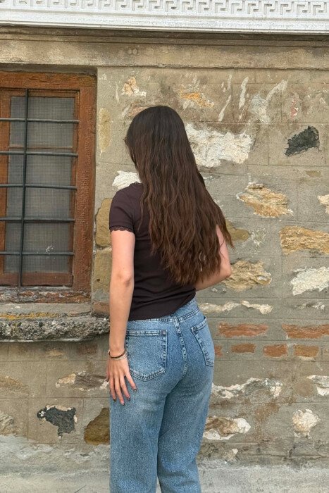 T-SHIRT NJE NGJYRESH ME DETAJIN E DANTELLES PER FEMRA NE NGJYRE KAFE - 3
