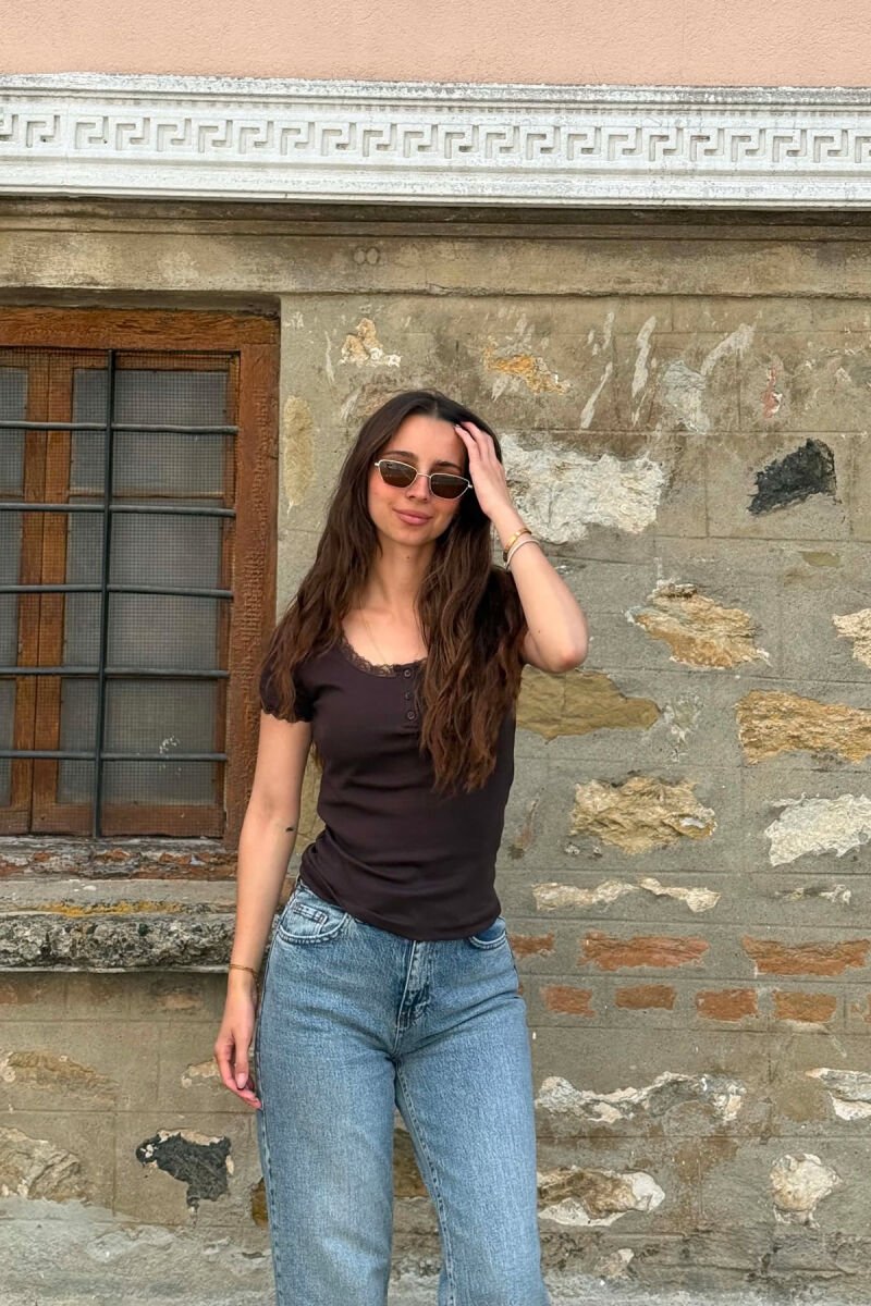 T-SHIRT NJE NGJYRESH ME DETAJIN E DANTELLES PER FEMRA NE NGJYRE KAFE - 4