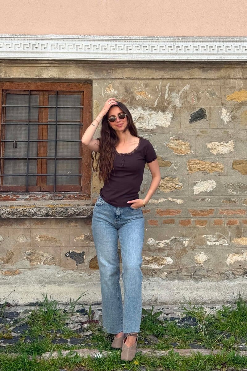 T-SHIRT NJE NGJYRESH ME DETAJIN E DANTELLES PER FEMRA NE NGJYRE KAFE - 5