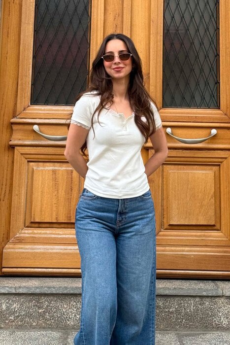 T-SHIRT NJE NGJYRESH ME DETAJIN E DANTELLES PER FEMRA NE NGJYRE TE BARDHE - KLAUDIO FASHION