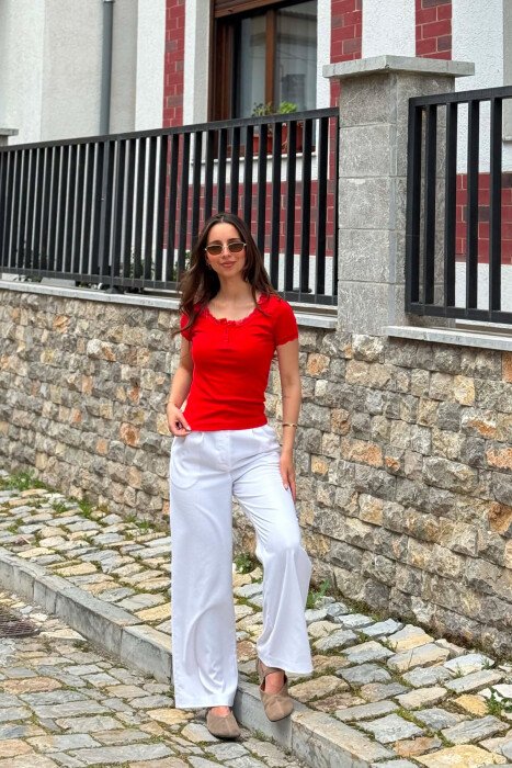 T-SHIRT NJE NGJYRESH ME DETAJIN E DANTELLES PER FEMRA NE NGJYRE TE KUQE - 4
