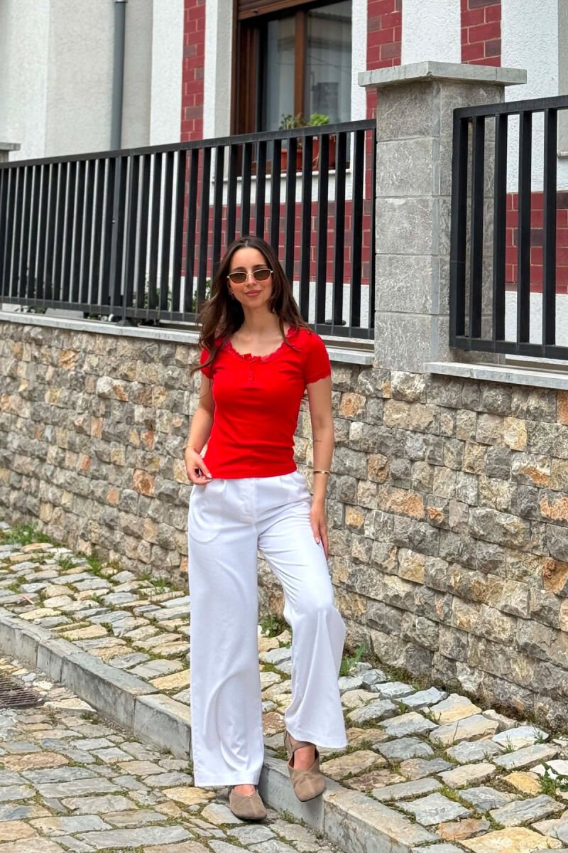 T-SHIRT NJE NGJYRESH ME DETAJIN E DANTELLES PER FEMRA NE NGJYRE TE KUQE - 4