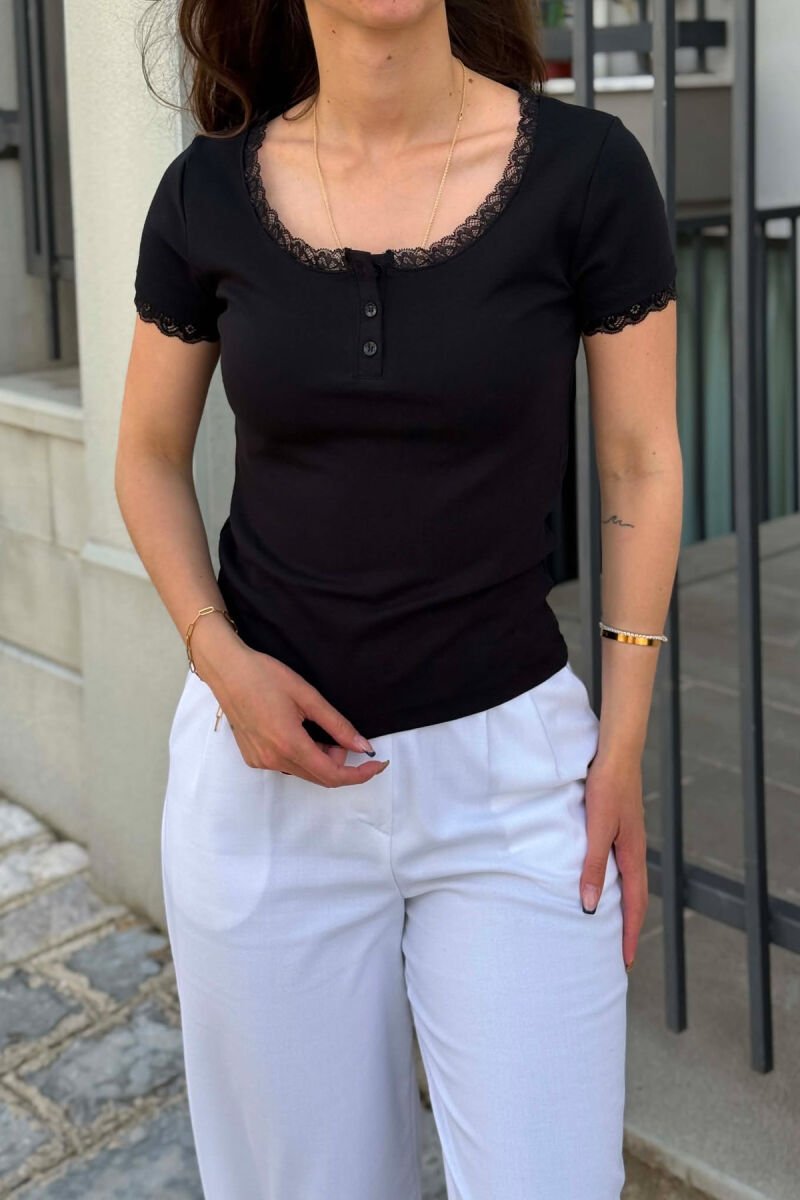 T-SHIRT NJE NGJYRESH ME DETAJIN E DANTELLES PER FEMRA NE NGJYRE TE ZEZE - 2