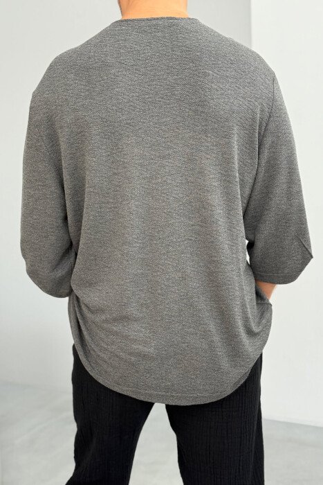 T-SHIRT NJË NGJYRËSH ME DETAJIN KOPSAVE PËR MESHKUJ NË NGJYRËN GRI E ERRËT - 3