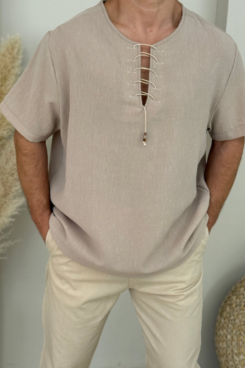 T-SHIRT NJË NGJYRËSH ME DETAJIN E LIDHSES PËR MESHKUJ NË NGJYRËN BEZHË - 2