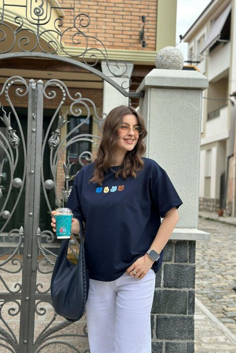T-SHIRT NJE NGJYRESH ME DIZAJN ME ARUSH PER FEMRA NE NGJYRE BLU - 1