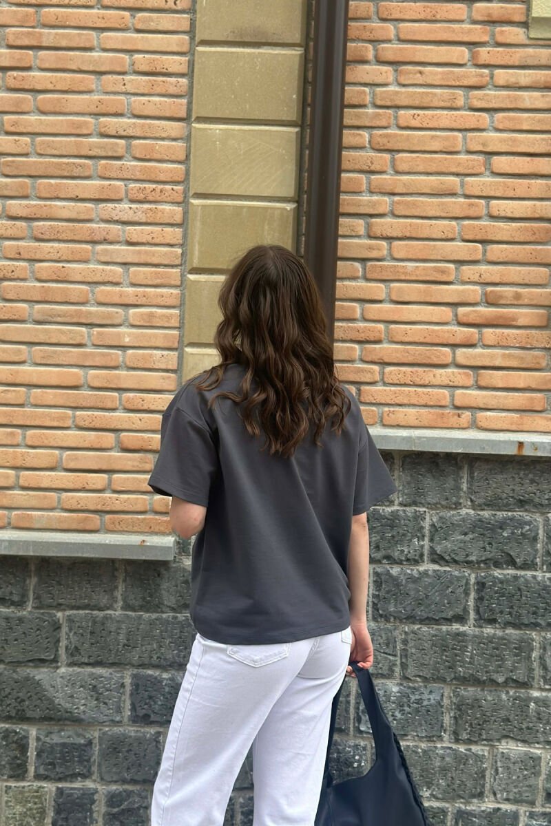 T-SHIRT NJE NGJYRESH ME DIZAJN ME ARUSH PER FEMRA NE NGJYRE GRI TE ERRET - 3