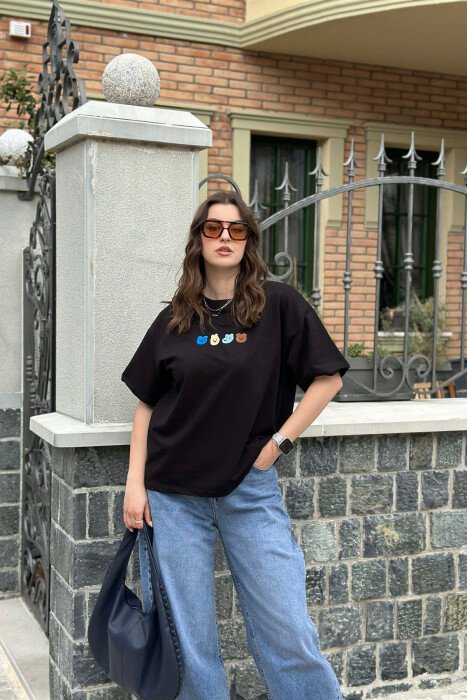 T-SHIRT NJE NGJYRESH ME DIZAJN ME ARUSH PER FEMRA NE NGJYRE TE ZEZE - 1