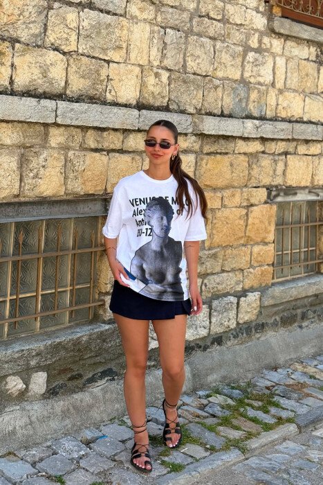 T-SHIRT NJE NGJYRESH ME DIZAJN PER FEMRA NE NGJYRE TE BARDHE - KLAUDIO FASHION