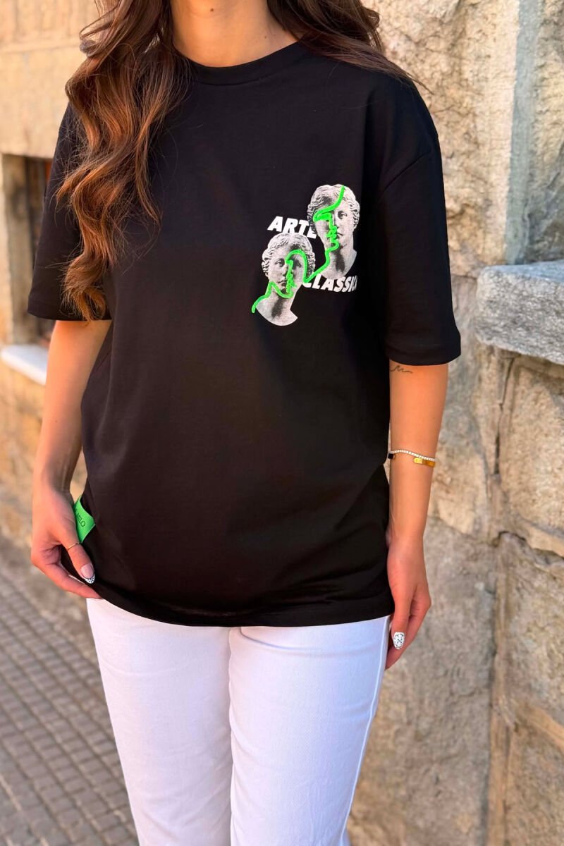 T-SHIRT NJE NGJYRESH ME DIZAJN PARA & PAS PER FEMRA NE NGJYRE TE ZEZE - 4