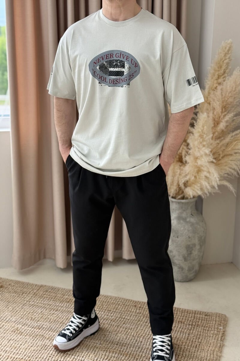 T-SHIRT NJË NGJYRËSH ME DIZAJN PËR MESHKUJ NË NGJYRËN BEZHË E ZBARDHUR - 2