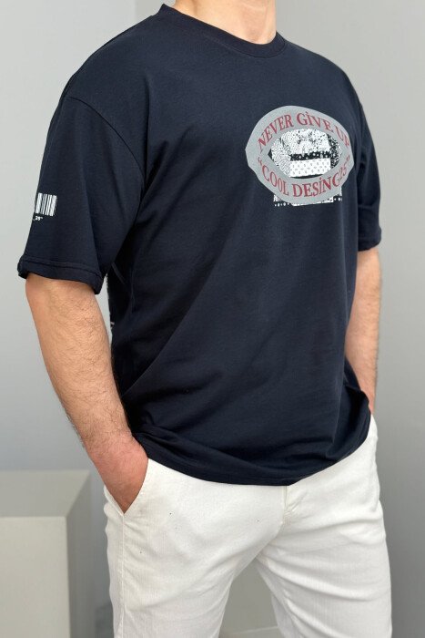 T-SHIRT NJË NGJYRËSH ME DIZAJN PËR MESHKUJ NË NGJYRËN BLU E ERRËT - 1