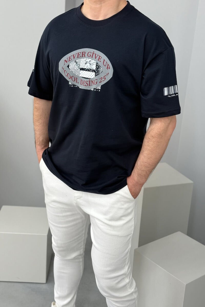 T-SHIRT NJË NGJYRËSH ME DIZAJN PËR MESHKUJ NË NGJYRËN BLU E ERRËT - 2
