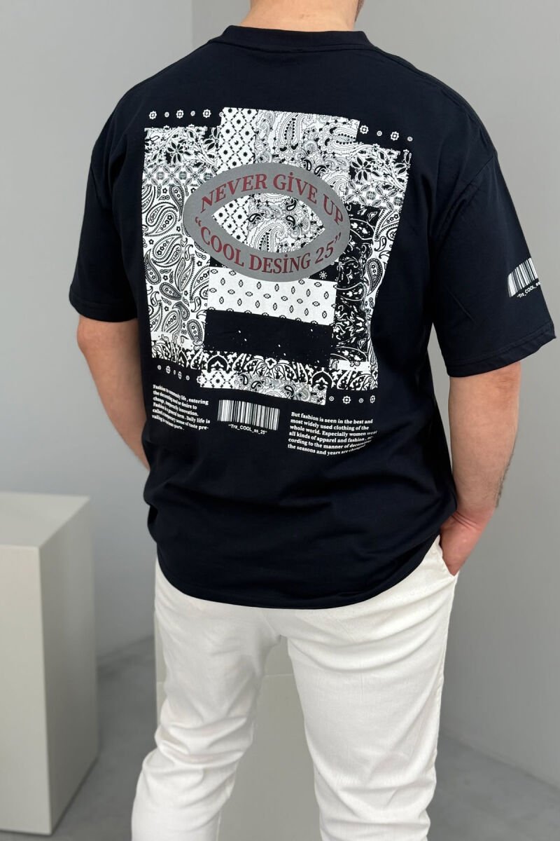 T-SHIRT NJË NGJYRËSH ME DIZAJN PËR MESHKUJ NË NGJYRËN BLU E ERRËT - 3